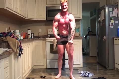 Muscle fellow Rips Off clothes