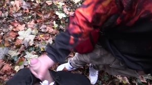 A very delicious sporty man jerks off in the park