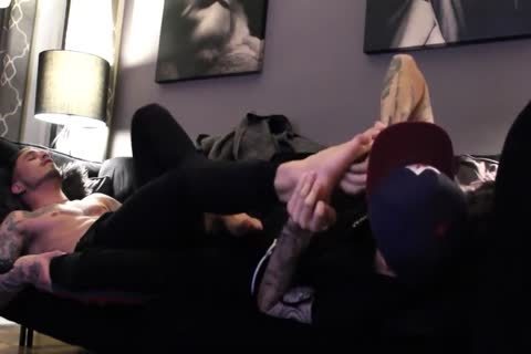 lusty Tatted dude With good Feet gets Worshiped And Cums